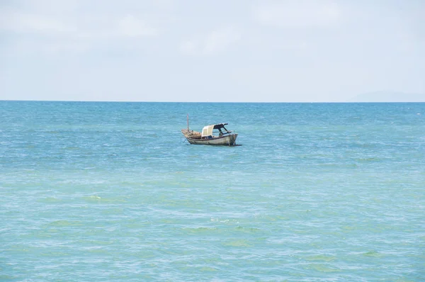 Barco de pesca en el mar por la mañana, Tailandia — Foto de Stock