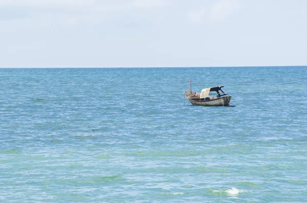 Barco de pesca en el mar por la mañana, Tailandia — Foto de Stock