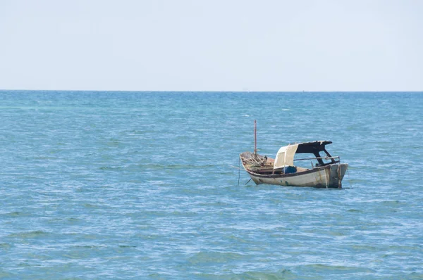 Barco de pesca en el mar por la mañana, Tailandia — Foto de Stock