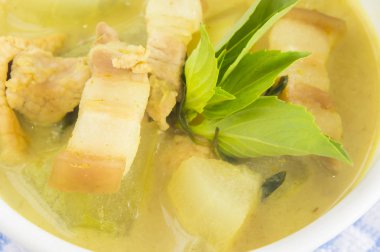 Eski ahşap arka plan, Tayland Mutfağı ile yeşil domuz köri