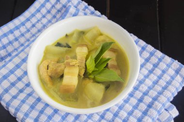 Eski ahşap arka plan, Tayland Mutfağı ile yeşil domuz köri