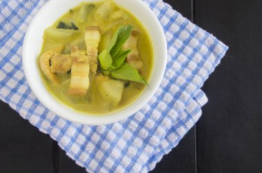 Eski ahşap arka plan, Tayland Mutfağı ile yeşil domuz köri