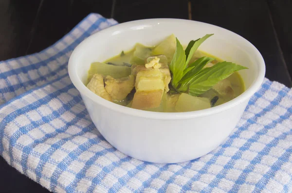 Caril de porco verde com fundo de madeira velho, cozinha tailandesa — Fotografia de Stock