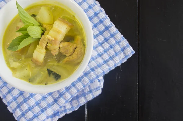 Green pork curry with old wooden background , Thai cuisine — Stock Photo, Image