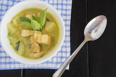 Eski ahşap arka plan, Tayland Mutfağı ile yeşil domuz köri