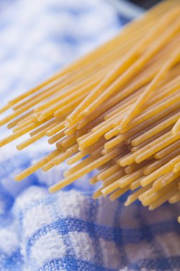 Ham İtalyan spagetti makarna bir wh üzerinde organik tam buğday demet