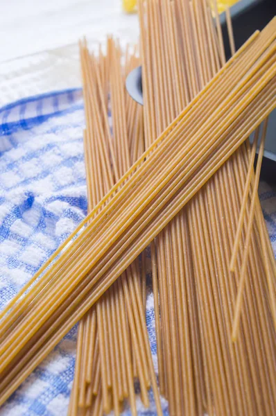Grano integrale biologico grappolo di pasta cruda italiana spaghetti su wh — Foto Stock