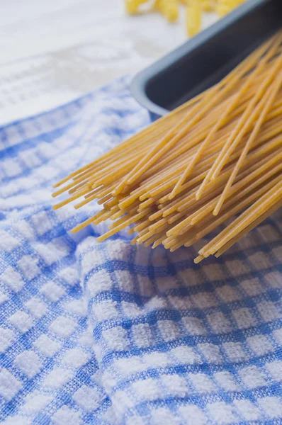 Grano integrale biologico grappolo di pasta cruda italiana spaghetti su wh — Foto Stock