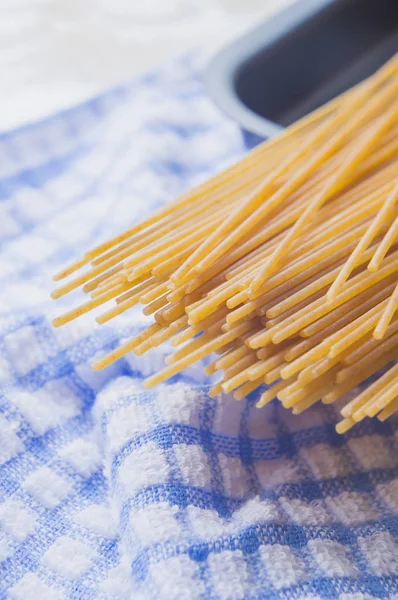 Grano integrale biologico grappolo di pasta cruda italiana spaghetti su wh — Foto Stock