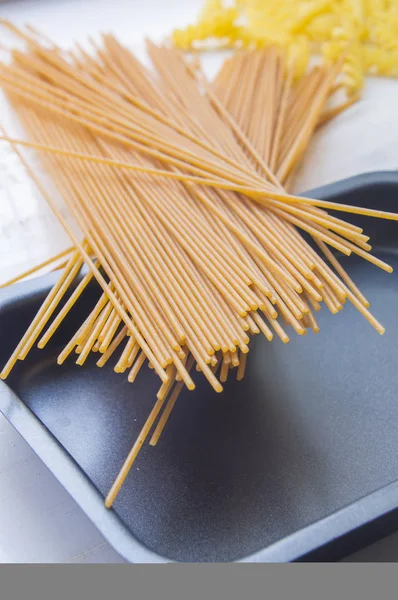 Grano integrale biologico grappolo di pasta cruda italiana spaghetti su wh — Foto Stock