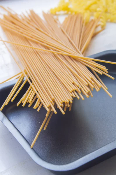 Grano integrale biologico grappolo di pasta cruda italiana spaghetti su wh — Foto Stock