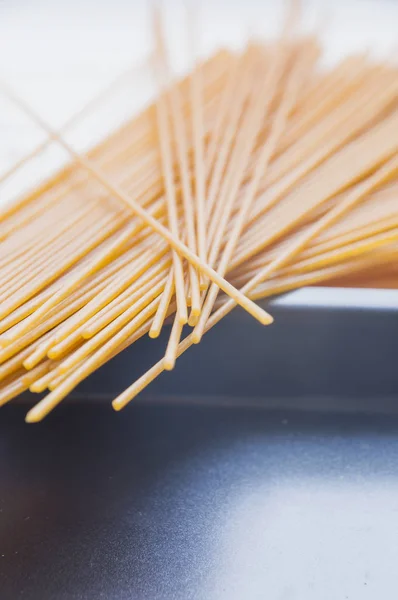 Grano integrale biologico grappolo di pasta cruda italiana spaghetti su wh — Foto Stock