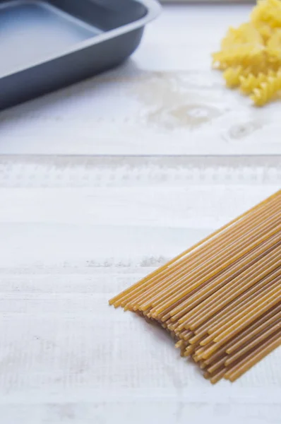 Grano integrale biologico grappolo di pasta cruda italiana spaghetti su wh — Foto Stock