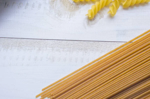 Grano integrale biologico grappolo di pasta cruda italiana spaghetti su wh — Foto Stock