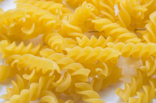 Biologische volkoren bos van ruwe Italiaanse spaghetti pasta op een wh — Stockfoto