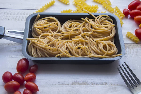 Bio-Vollkorn-Bund rohe italienische Spaghetti Pasta auf einer wh — Stockfoto