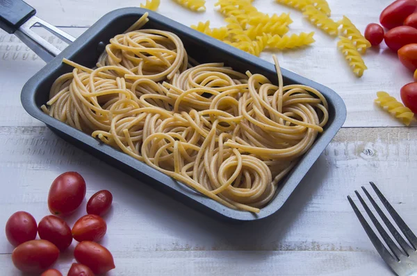 Bio-Vollkorn-Bund rohe italienische Spaghetti Pasta auf einer wh — Stockfoto