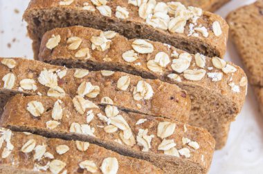 Beyaz ahşap zemin üzerinde taze bütün tahıl ekmeği