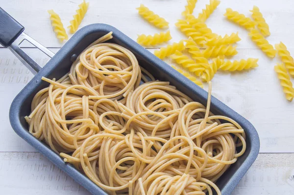 Bio-Vollkorn-Bund rohe italienische Spaghetti Pasta auf einer wh — Stockfoto