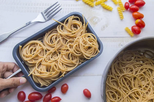 Bio-Vollkorn-Bund rohe italienische Spaghetti Pasta auf einer wh — Stockfoto