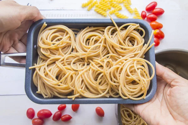 Bio-Vollkorn-Bund rohe italienische Spaghetti Pasta auf einer wh — Stockfoto