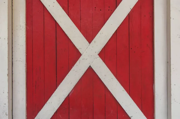 Fenêtre texture bois rouge et blanc avec motifs naturels backgrou — Photo