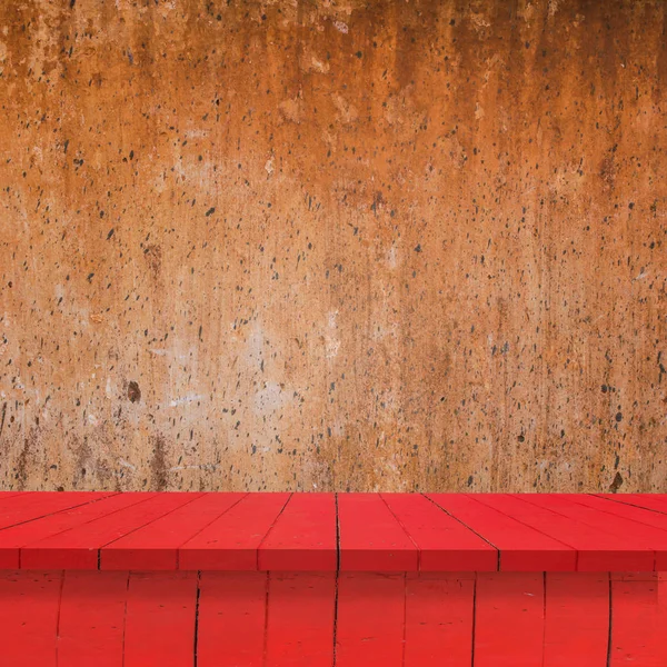 Boş üst ahşap raflar veya turuncu çimento duvar arka plan masaya — Stok fotoğraf