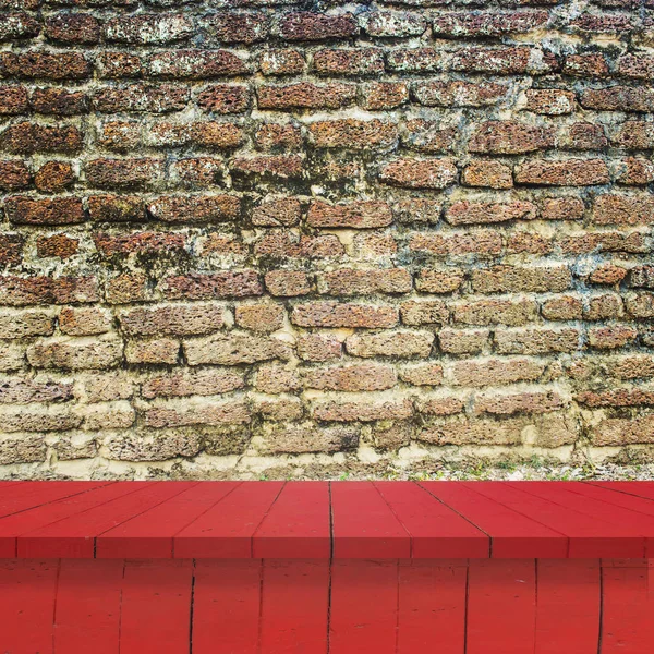 Plateau vide Étagères en bois ou table sur un vieux fond de mur de brique.Pour — Photo