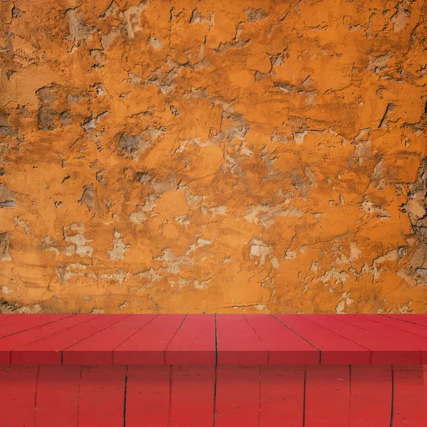 Boş üst ahşap raflar veya eski turuncu tuğla duvar backgro masaya — Stok fotoğraf