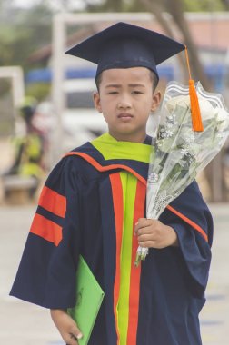 Portre Asya küçük çocuk. Tebrikler anaokulu graduatio