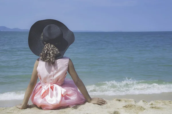 Glückliches kleines Mädchen spielt am Strand. — Stockfoto