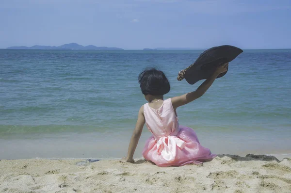 Glückliches kleines Mädchen spielt am Strand. — Stockfoto