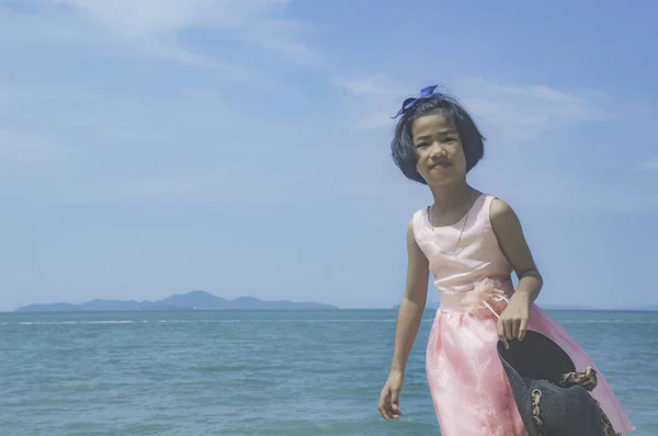 Kumsalda oynayan mutlu küçük kız. — Stok fotoğraf