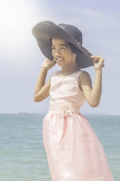 समुद्र तट पर खेल रही खुश छोटी लड़की . — स्टॉक फ़ोटो, इमेज