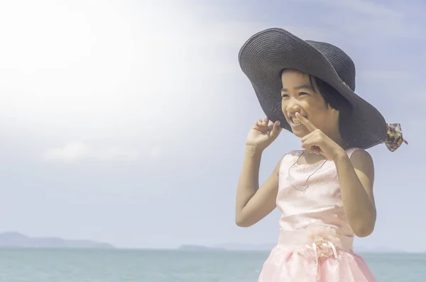 समुद्र तट पर खेल रही खुश छोटी लड़की . — स्टॉक फ़ोटो, इमेज