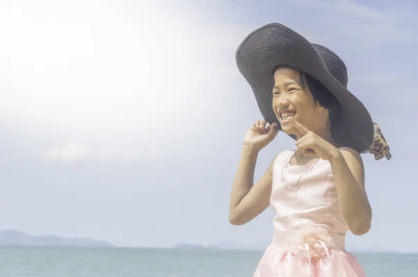 Happy little girl playing on the beach. — Stock Photo, Image
