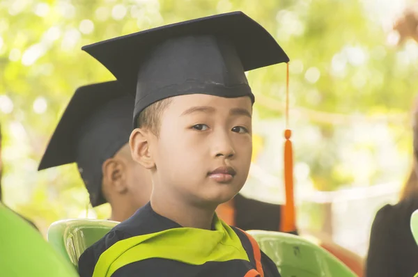 Retrato asiático pequeño boy.Congratulations Kindergarten graduatio — Foto de Stock