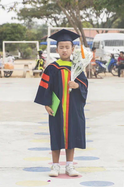 Retrato asiático pequeño boy.Congratulations Kindergarten graduatio — Foto de Stock