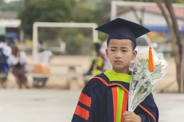 Portre Asya küçük çocuk. Tebrikler anaokulu graduatio — Stok fotoğraf