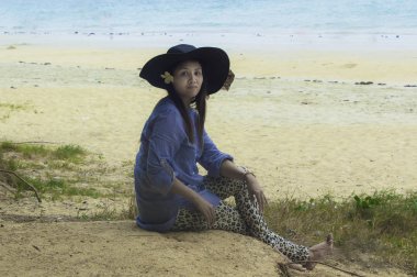 Asyalı güzel kız güleryüzlü plaj tatil zevk üzerinde.