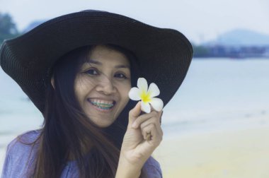 Asyalı güzel kız güleryüzlü plaj tatil zevk üzerinde.
