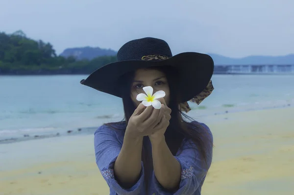 Asyalı güzel kız güleryüzlü plaj tatil zevk üzerinde. — Stok fotoğraf