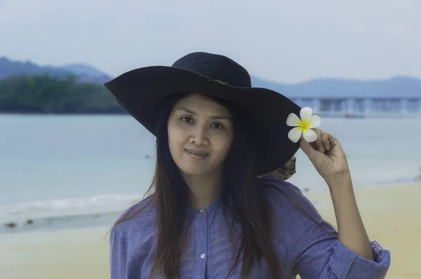Asiatique belle fille smilling sur la plage vacances profiter . — Photo