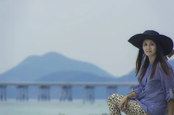 Asyalı güzel kız güleryüzlü plaj tatil zevk üzerinde. — Stok fotoğraf