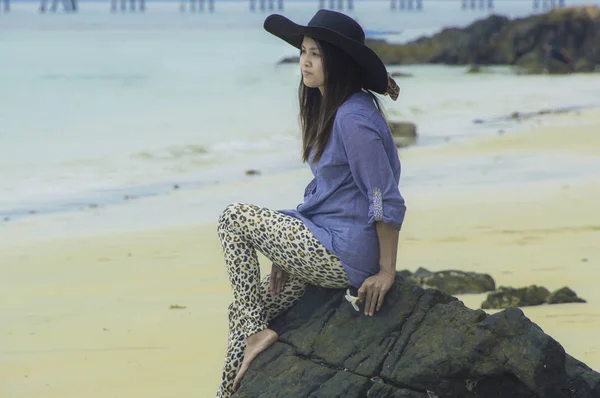 Asiatische schöne Mädchen lächeln auf die Strand Urlaub genießen. — Stockfoto