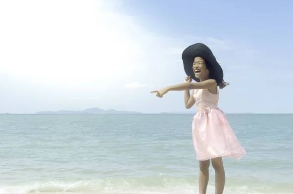 Glad liten flicka som leker på stranden. — Stockfoto