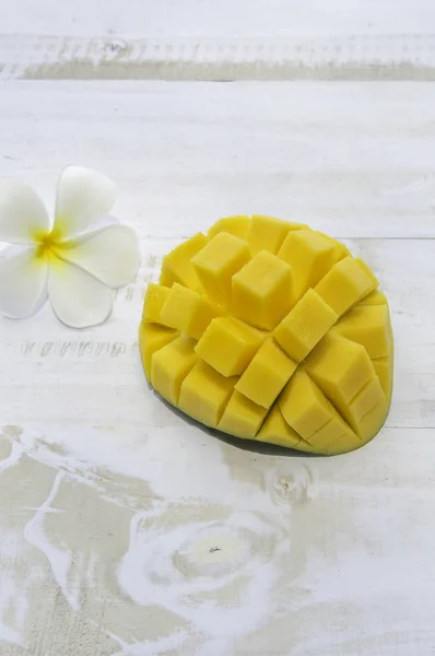 Fruta de mango con flor sobre fondo de madera blanca . — Foto de Stock