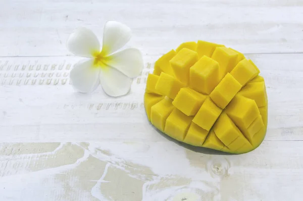 Fruta de mango con flor sobre fondo de madera blanca . — Foto de Stock