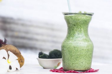 Ispanak, kivi ve limon ile sağlıklı yeşil smoothie.