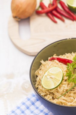 Şehriye kase ahşap arka plan üzerinde